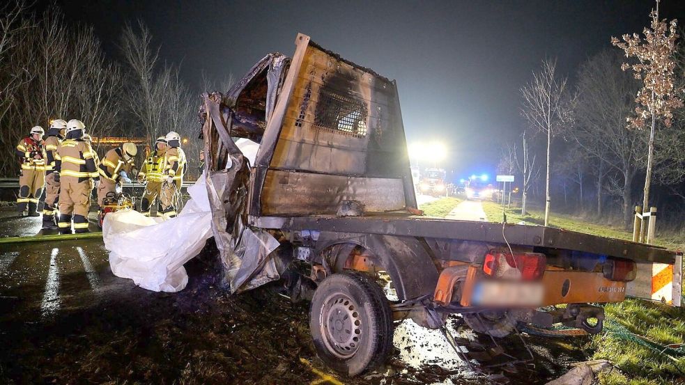 Ein Lkw-Fahrer und alle vier Insassen eines Handwerkerfahrzeugs verunglückten tödlich. Foto: Jörn Hüneke/dpa