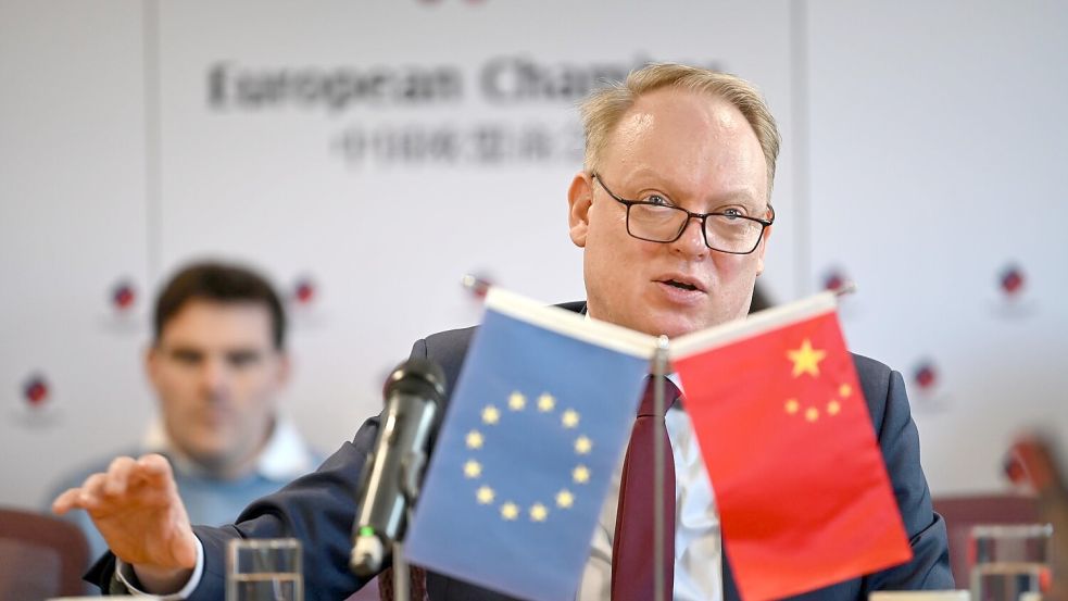 EU-Kammer-Präsident Eskelund warnte vor hohen Kosten und schwindender Effizienz, wenn EU-Firmen in Geschäft in China isolieren müssen. Foto: Johannes Neudecker/dpa