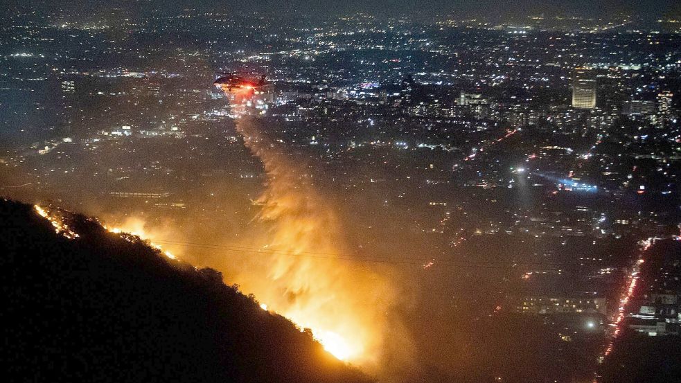 Tausende Einsatzkräfte kämpfen gegen Großbrände in Los Angeles, Hilfe kommt auch aus der Luft. (Foto aktuell) Foto: Ethan Swope/AP/dpa