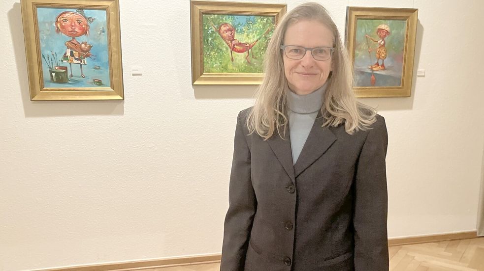 Kunsthistorikerin Susanne Augat, die Leiterin des Kunsthauses Leer, hat die Ausstellung mit Werken von Zoppe Voskuhl kuratiert. Am Donnerstag, 16. Januar 2025, veranstaltet sie eine kostenlose Führung durch die Ausstellung. Diese beginnt um 16 Uhr. Foto: Fertig