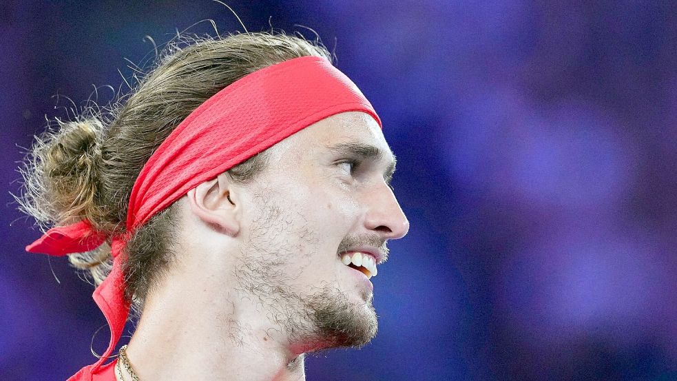 Alexander Zverev geht mit guter Laune in die Australian Open. Foto: Vincent Thian/AP/dpa