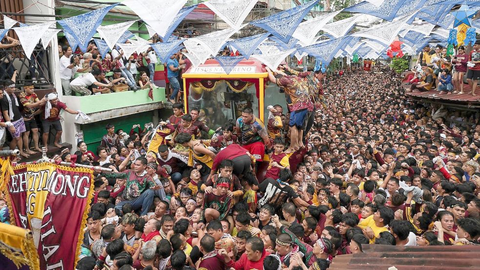 Der Andrang Gläubiger war auch in diesem Jahr riesig. Foto: Basilio Sepe/AP/dpa