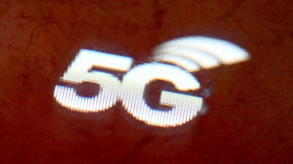 Auf dem Bildschirm eines mobilen Routers erscheint das Logo des Mobilfunknetzes 5G. Foto: Bernd Weißbrod/dpa