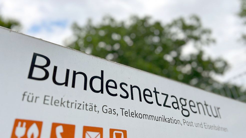 Ein Schild mit der Aufschrift „Bundesnetzagentur“ steht vor dem Eingang des Dienstsitzes der Regulierungsbehörde. Foto: Wolf von Dewitz/dpa