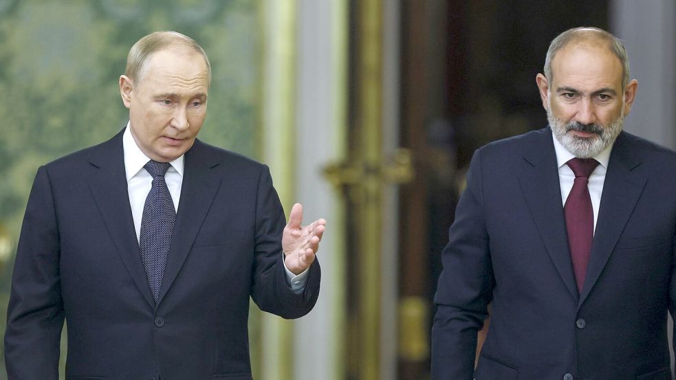 Das Verhältnis zwischen Kremlchef Wladimir Putin und Armeniens Premier Nikol Paschinjan gilt als gespannt. (Archivbild) Foto: Sergei Ilnitsky/POOL EPA/AP/dpa