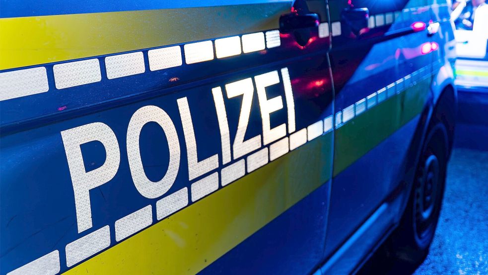 Polizei und Staatsanwaltschaft Bremen haben Aufnahmen von acht jungen Männer veröffentlicht. Sie sollen im Januar 2023 in Bremen einen 23-Jährigen brutal niedergeschlagen haben. Foto: imago images / Fotostand / Kipp