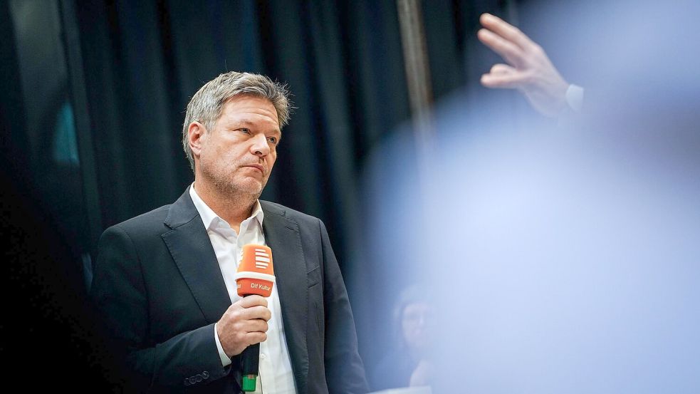 Nach seinem Talk bei Deutschlandfunk Kultur beantwortet Robert Habeck, Bundeswirtschaftsminister und Kanzlerkandidat der Grünen, Fragen von Reporterinnen. Foto: Kay Nietfeld/dpa