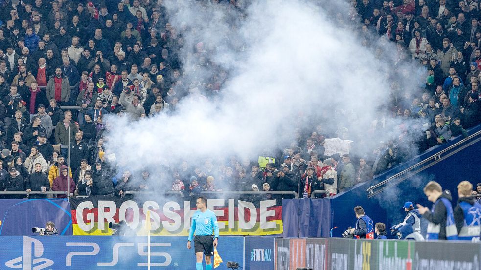 „Tatort“ Schalke: Am 10. Dezember war die Fahne noch beim Champions-League-Spiel in Gelsenkirchen im Einsatz, wurde während des Spiels gestohlen. Foto: Imago