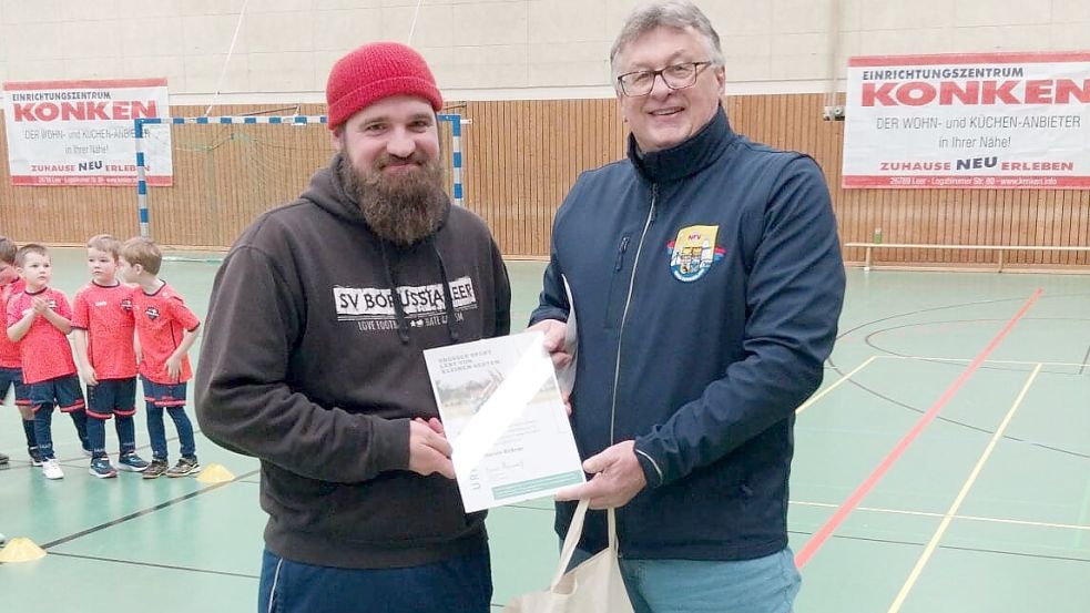 Das Bild zeigt Torwart Marvin Birkner links stehend mit Fußballkreis-Chef Winfried Neumann. Foto: Fußballkreis