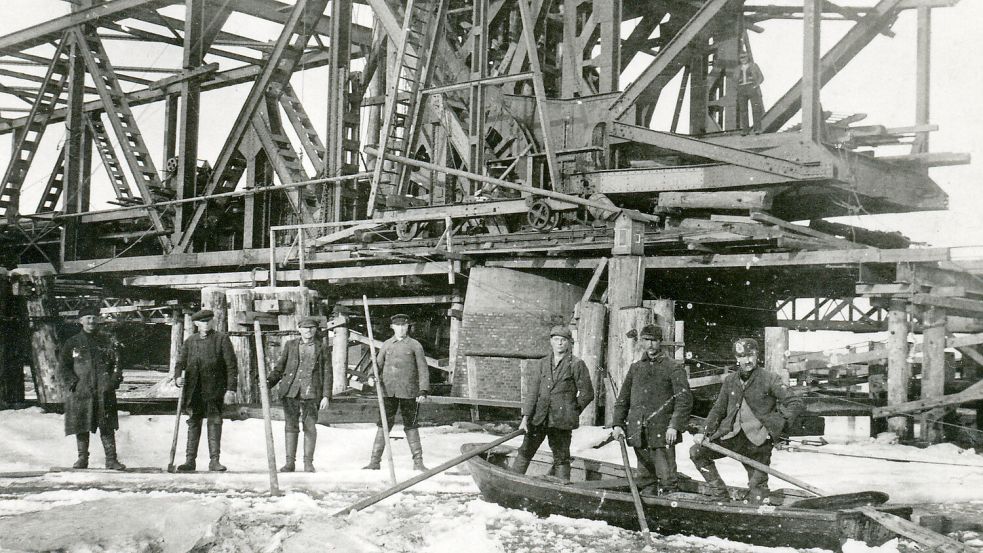 Im Winter 1950/1951 wurden die Arbeiten der zweiten Brücke fortgesetzt. Foto: Gemeinde Westoverledingen