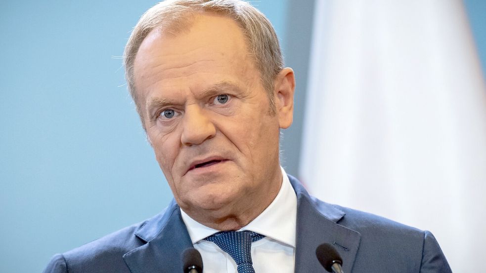 Polens Ministerpräsident Donald Tusk hat signalisiert, dass Israels Regierungschef Benjamin Netanjahu keine Verhaftung droht, sollte er an der Auschwitz-Gedenkfeier teilnehmen wollen. (Archivbild) Foto: Michael Kappeler/dpa