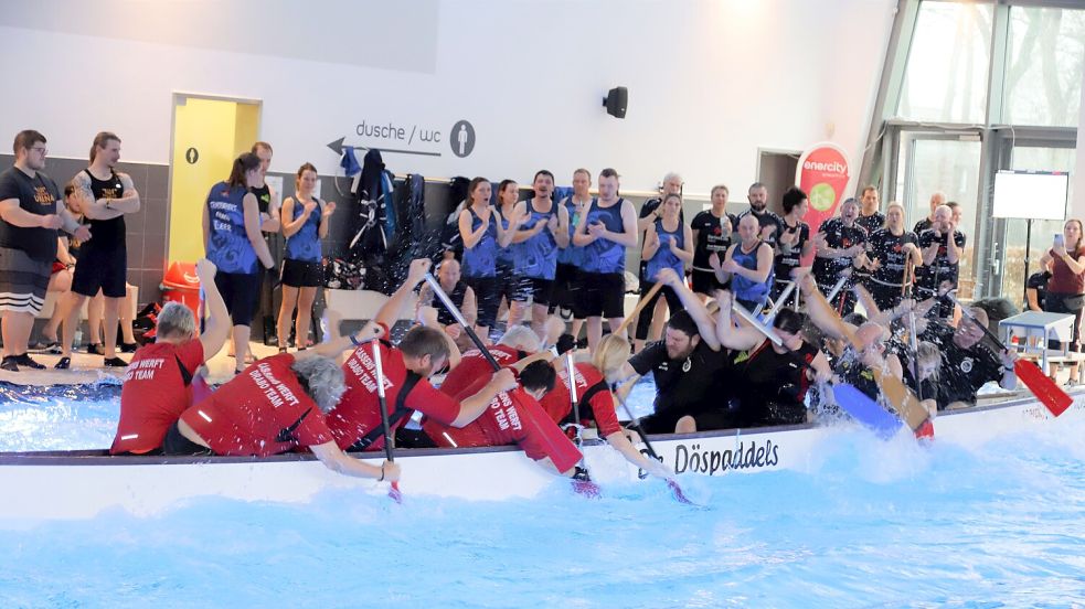 Im Friesoyther Hallenbad Aquaferrum gibt es am Samstag, 11. Januar 2025, zahlreiche Drachenbootrennen, so wie hier beim Wettkampf 2024. Foto: Passmann