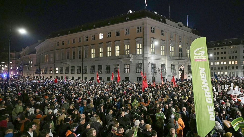 Tausende versammelten sich vor dem Kanzleramt. Foto: Helmut Fohringer/apa/dpa