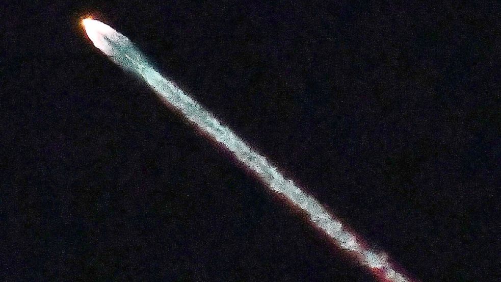 Starlink-Satelliten des Tech-Milliardärs Elon Musk werden laut Meldestelle CENAP immer wieder fälschlicherweise für Ufos gehalten, wenn sie kurz nach dem Start in Erdnähe Richtung All fliegen. (Archivfoto) Foto: Gene Blevins/ZUMA Press Wire/dpa