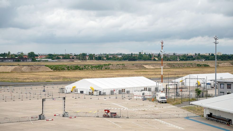 Das DRK betreibt das Pilotprojekt „Labor Betreuung 5000“. Zum Einsatz kam es etwa als Notunterkunft für Flüchtlinge am ehemaligen Berliner Flughafen Tegel. (Archivfoto) Foto: Christophe Gateau/dpa