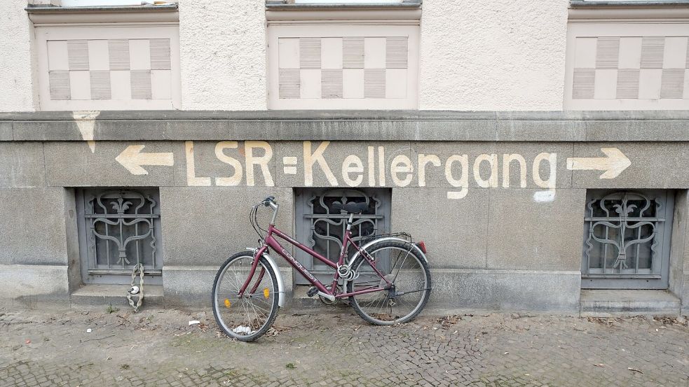 Der Schriftzug „LSR Kellergang“ steht an der Fassade eines Wohnhauses im Leipziger Stadtteil Schleußig. „LSR“ bedeutet Luftschutzraum. Der Hinweis für die Zivilbevölkerung war ab dem Jahr 1944 in deutschen Städten an den Häusern zu sehen. (Archivfoto) Foto: Sebastian Willnow/dpa-Zentralbild/dpa