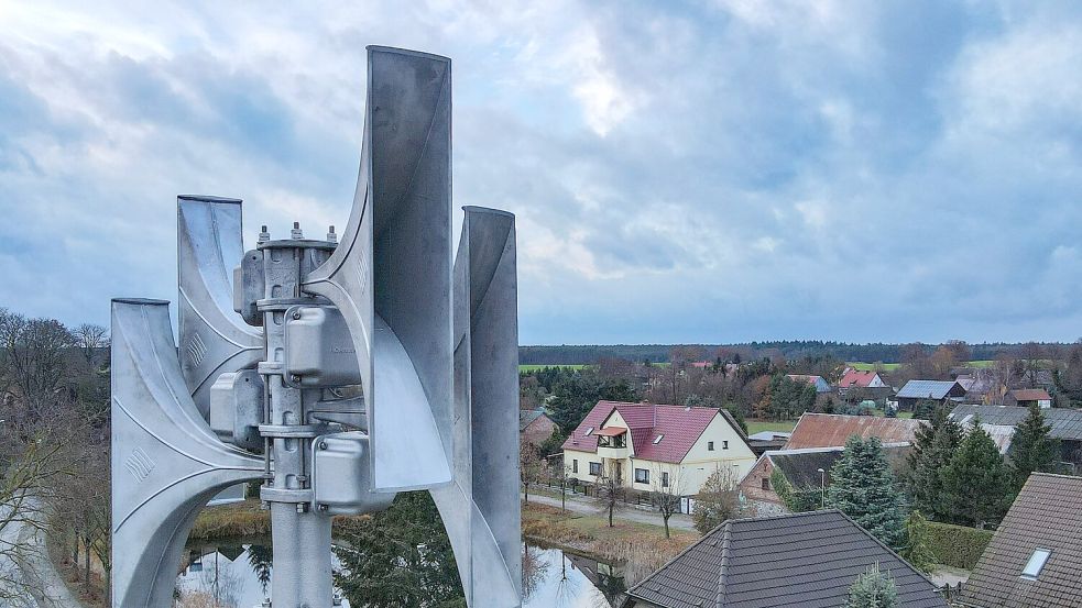 Sirenen für die Warnung der Bevölkerung - wie hier in einem Dorf in Brandenburg - gibt es nicht überall in Deutschland. Allerdings sind in den vergangenen Jahren vielerorts neue Sirenen installiert beziehungsweise alte Sirenen repariert und teilweise modernisiert worden. (Archivfoto) Foto: Patrick Pleul/dpa