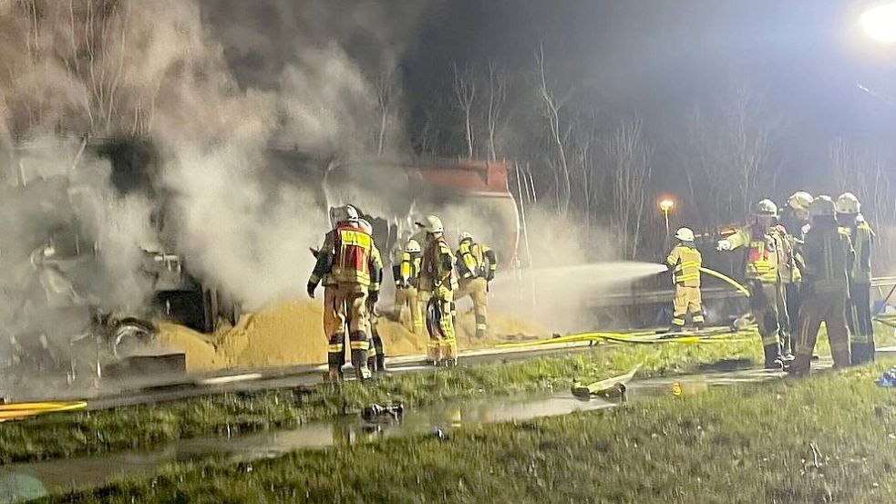 Nach einem Unfall arbeiten Rettungskräfte auf der B 401 zwischen der Birkenkolonie und der Friesoyther Straße in Sedelsberg. Foto: Stix