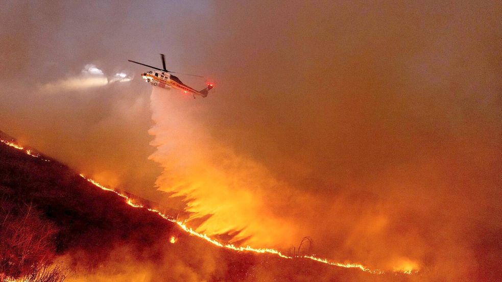 Das Flammeninferno wütet weiter ungebremst - angetrieben von starken Winden. Foto: Ethan Swope/AP/dpa