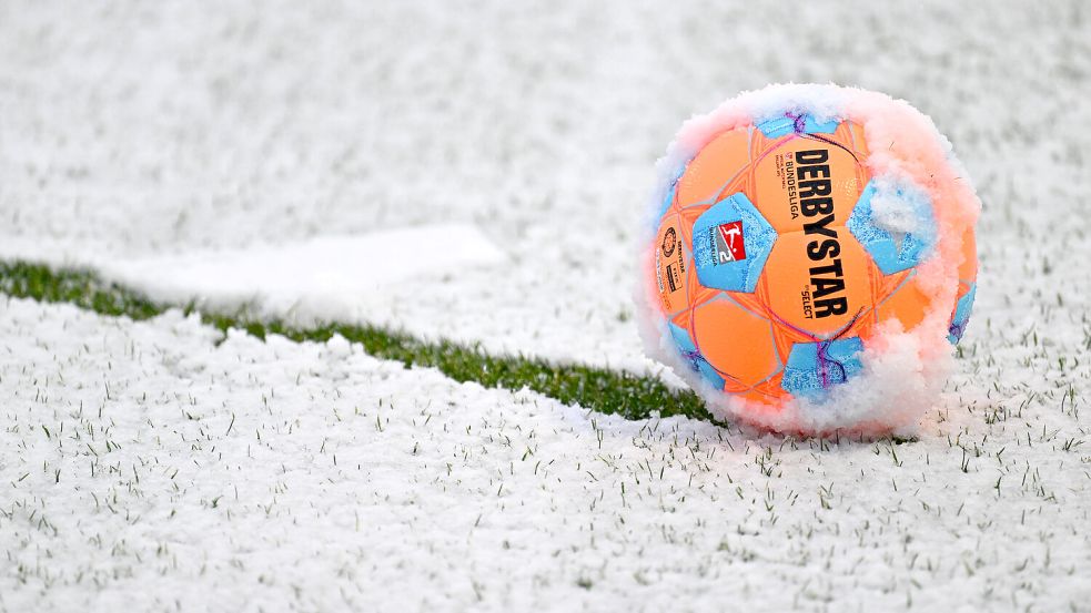 Zugegeben: Schnee wird wohl nicht liegen in den Stadien beim Restart der 1. und. 2. Liga. Dennoch kommt der erste Spieltag nach der Winterpause zu früh, findet Udo Muras. Foto: IMAGO/Zink