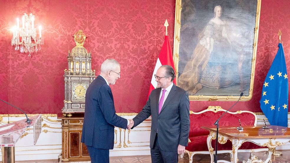 Österreich hat mit Außenminister Alexander Schallenberg (r.) bis zur Vereidigung eines neuen Kabinetts einen geschäftsführenden Kanzler. Foto: Georg Hochmuth/APA/dpa