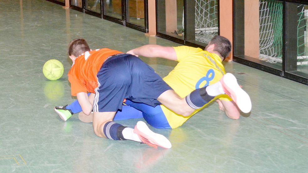 Stürze auf den Hallenboden blieben auch beim Fehnpokal nicht aus. Normalerweise verlaufen sie glimpflich. Foto: Weers