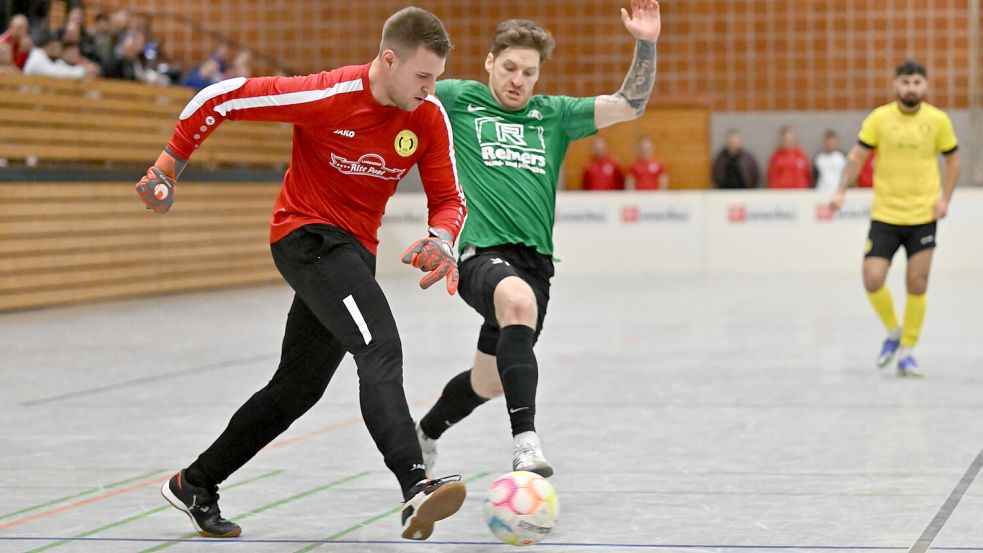 Im vergangenen Winter gewann der TuS Middels (links Henning Corell) den Sparkassen-Cup in Großefehn. GW Firrel (grünes Trikot Reinhard Grotlüschen) ist auch dieses Mal dabei und zählt zu den Favoriten. Foto: Doden, Blomberg