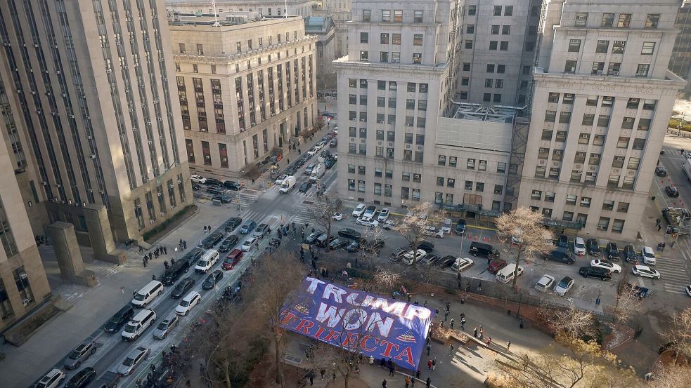 Unterstützer Trumps versammelten sich vor dem Gerichtsgebäude in New York. Foto: Yuki Iwamura/FR171758 AP/AP/dpa