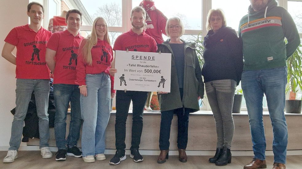 An die Tafel Rhauderfehn gingen 500 Euro. Das Foto zeigt Jens Schmidt (von links), Fynn-Luca Schilder, Jule Neeland, Marcel Cramer, Anne Rother (Tafel), Margit Boekhoff (Tafel) und Uwe Schulz (Tafel).