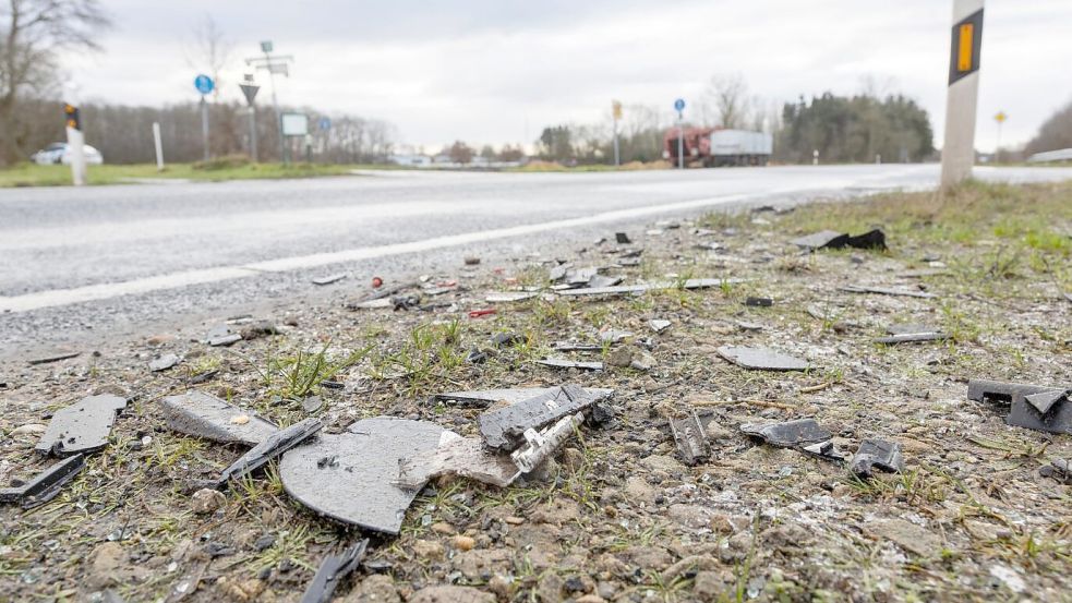 Am Tag nach dem tödlichen Unfall lagen noch Trümmerteile an der Straße. Foto: Schröer