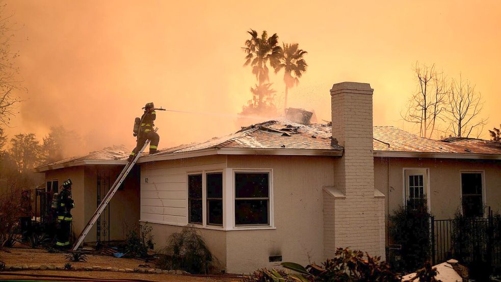 Im Dauereinsatz: Ein Feuerwehrmann versucht, ein Wohnhaus vor den Flammen des „Eaton Fire“ zu bewahren. Foto: Eric Thayer/AP/dpa