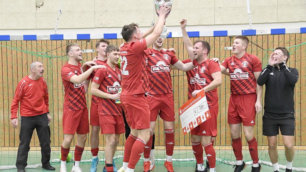 Großer Jubel herrschte am Samstag bei den Fußballern des VfB Uplengen. Foto: Damm