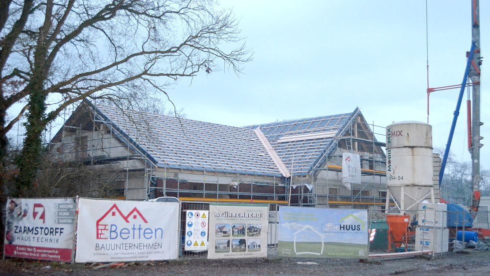 Der Rohbau der neuen Kindertagesstätte in Backemoor steht. In das Gebäude zieht der Kindergarten ein und es wird eine Krippe darin eingerichtet. Foto: Fertig