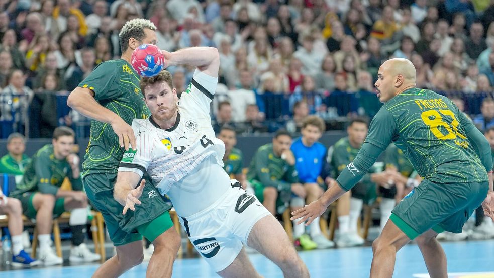 Die deutschen Handballer tun sich bei der WM-Generalprobe gegen Brasilien extrem schwer. Foto: Soeren Stache/dpa