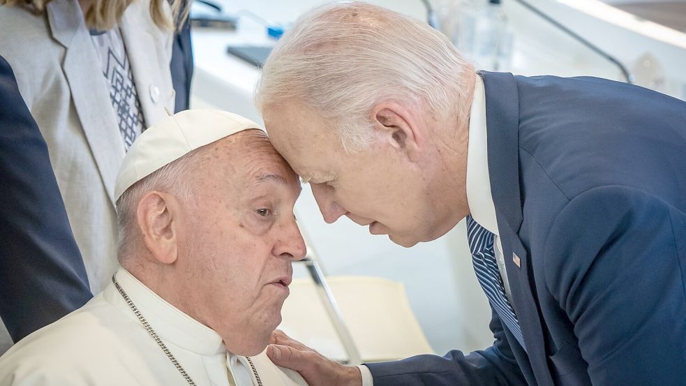 Vor seinem Abschied aus dem Weißen Haus ehrt Joe Biden den Papst auf besondere Weise. (Archivbild) Foto: picture alliance/dpa