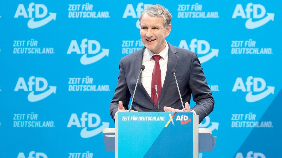 AfD-Rechtsaußen Björn Höcke spricht zu mehreren Änderungsanträgen am Wahlprogramm. Foto: Sebastian Kahnert/dpa