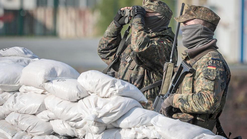 Soldaten des Bremer Heimatschutzes bei der Bundeswehrübung „Fishtown-Guard 2024“ in Bremerhaven. Foto: dpa/Focke Strangmann