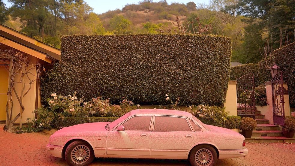 Ein mit Löschmittel bedecktes teures Auto in Los Angeles. Foto: Eric Thayer/AP/dpa