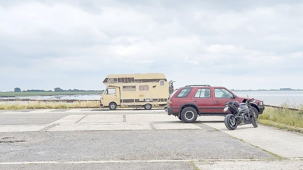 Wohnmobil, Auto, Motorrad: Mit so manchem motorisiertem Gefährt kommen Besucher zur Bohrinsel. Manche übernachten dort sogar. Foto: Gettkowski/Archiv