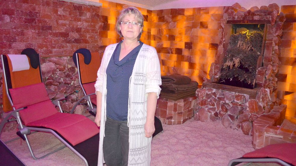 Valentina Wilhelm in ihrer Salzgrotte am Ziegeleiring. Die hat sie 2011 eröffnet. Nun sucht die 59-Jährige einen Nachnutzer dafür. Foto: Fertig