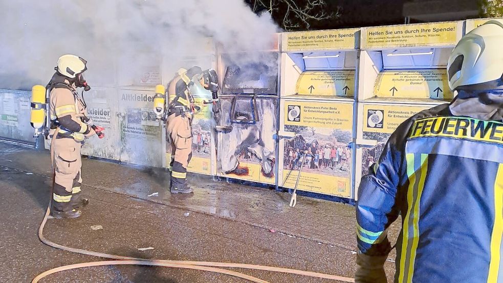 Der brennende Container stand in einer Reihe mit insgesamt neun Altkleidercontainern. Foto: Joachim Schulte/Feuerwehr Barßel