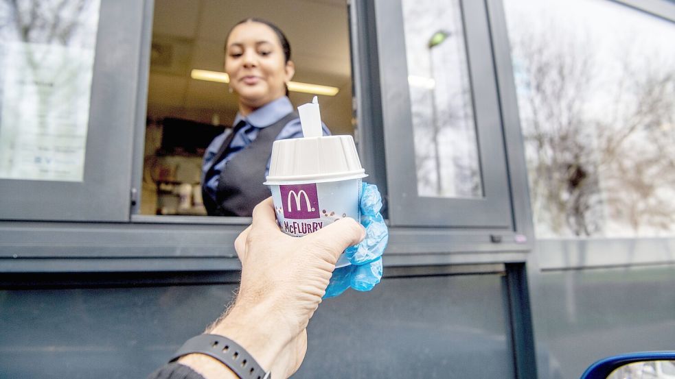 Die Gewerkschaft fordert höhere Löhne für Angestellte in der Gastronomie, also auch bei McDonald’s. Tatsächlich verdienen Mitarbeiter, die bei der Fast-Food-Kette einsteigen, aktuell zum Teil knapp über dem Mindestlohn. Foto: imago /Hollandse Hoogte