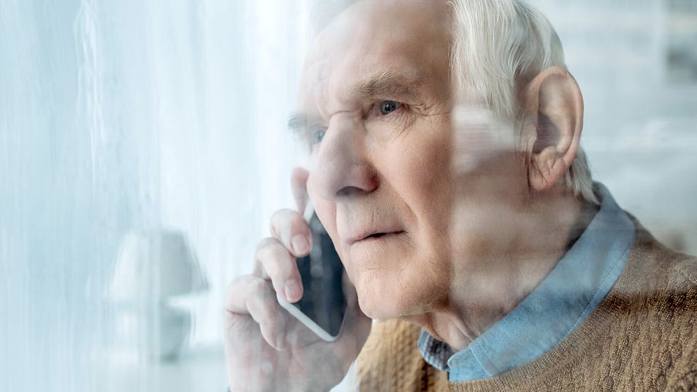 Viele ältere Menschen schätzen ihren Festnetzanschluss zum Telefonieren. Zumal das Mobilfunknetz noch immer Schwächen und Funklöcher hat. Symbolfoto: Lightfield Studios/stock.adobe.com