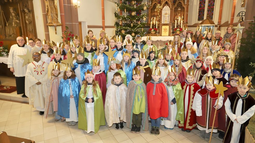 Zum Dankgottesdienst trafen sich die Sternsinger und Betreuer des Saterlandes. Dort wurde auch das Endergebnis der Spendenaktion verkündet. Foto: Passmann