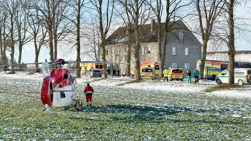 Großeinsatz von Polizei und Rettungskräften nach einem Gewaltverbrechen in Casekow im Nordosten Brandenburgs. Foto: Oliver Voigt/Märkische Oderzeitung/dpa