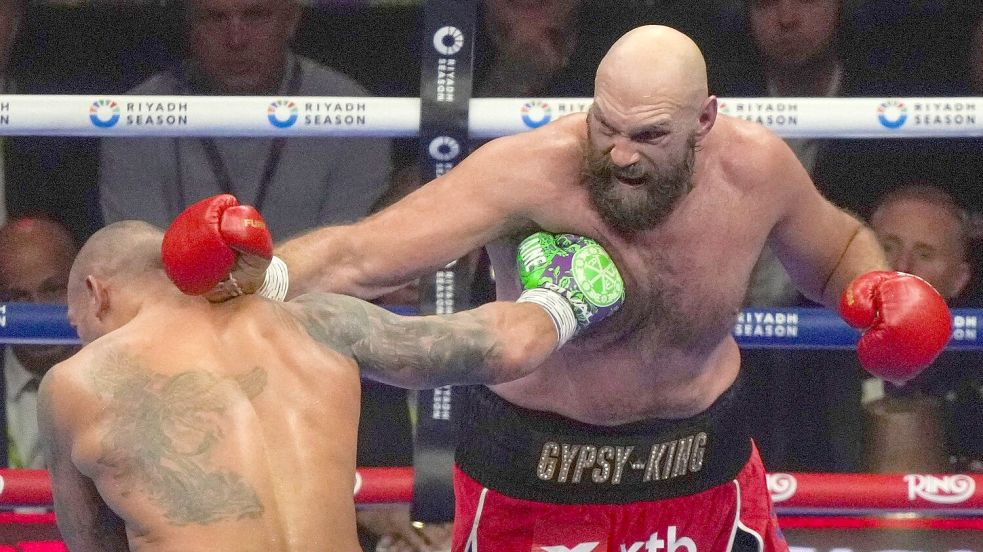 Tyson Fury (r) hat erneut seine Karriere beendet. Foto: Frank Augstein/AP/dpa