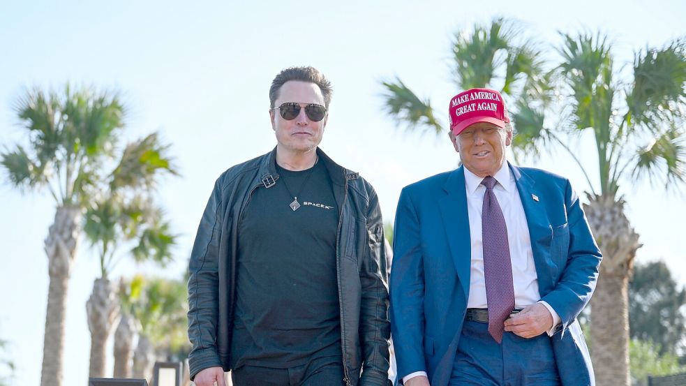 Musk weicht seit Trumps Wahlsieg kaum mehr von dessen Seite. (Archivbild) Foto: Brandon Bell/Pool Getty Images North America/AP/dpa