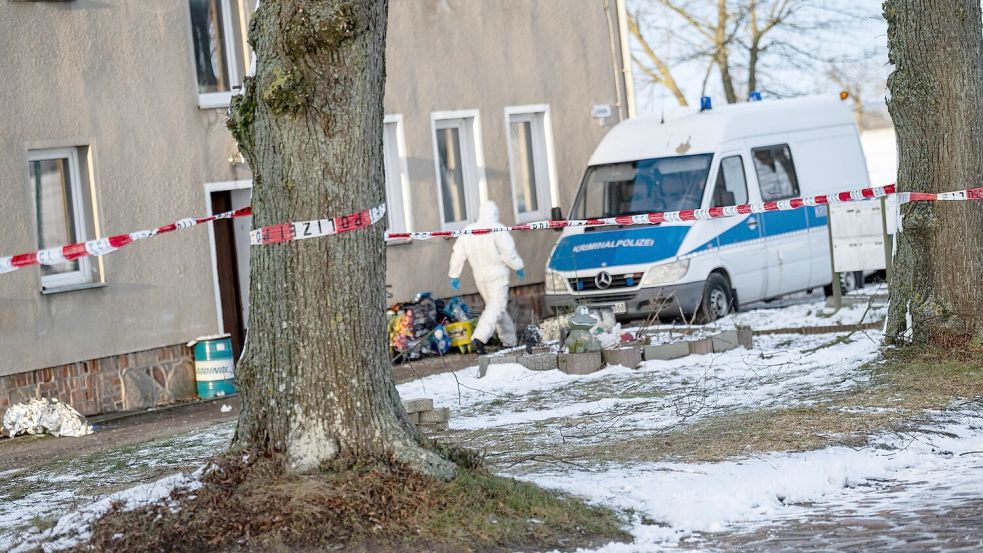 Die Polizei ist nach einer Gewaltattacke in einem Ortsteil von Casekow in der brandenburgischen Uckermark im Einsatz und sichert Spuren. Foto: Fabian Sommer/dpa