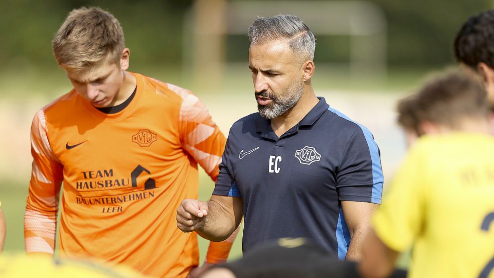 Leer-Trainer Erhan Colak musste einen großen Aderlass in seiner Mannschaft hinnehmen. Aktuell ist Florian Demhartner (links) der einzige Torwart im Landesliga-Kader. Fotos: Doden, Emden