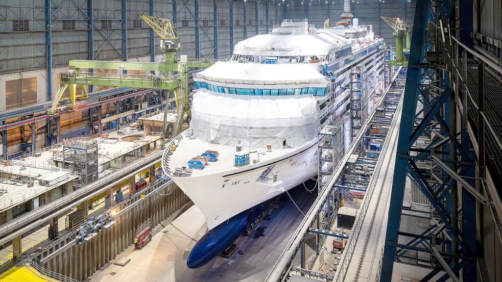 Noch liegt die „Asuka III“ in der kleineren der beiden Baudockhallen der Meyer Werft. Bald wird sie ausgedockt und in die Nordsee überführt. Foto: Meyer Werft